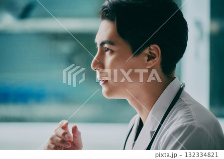 若い男性医師の横顔 132334821