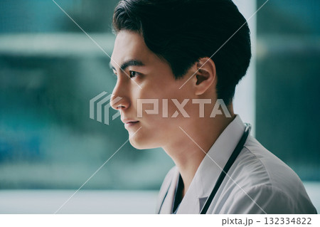 若い男性医師の横顔 132334822