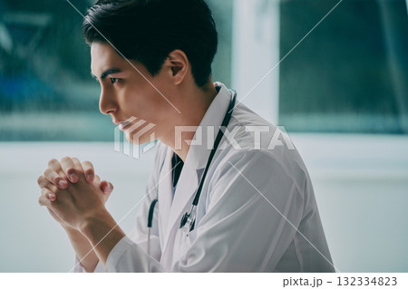 若い男性医師の横顔 132334823