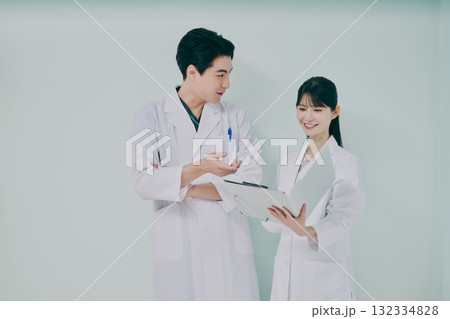 白衣を着た男女 132334828