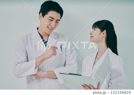 白衣を着た男女 132334829