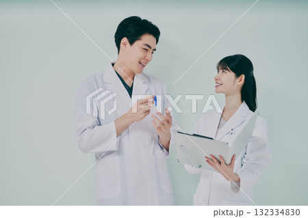 白衣を着た男女 132334830