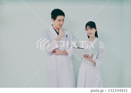 白衣を着た男女 132334831