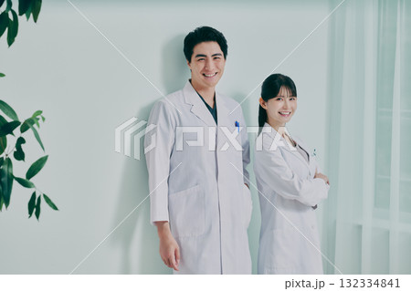 白衣を着た男女 132334841