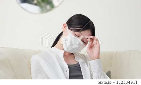 風邪を引いて咳をするアジア人女性 132334911
