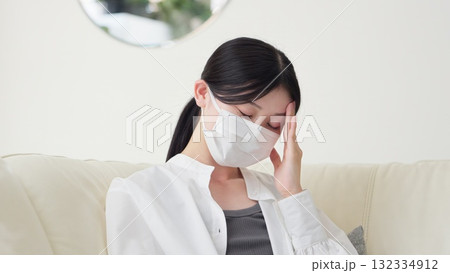 風邪を引いて咳をするアジア人女性 風邪を引いて咳をするアジア人女性 132334912