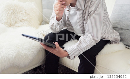 ニュースをみるアジア人男性の手元 132334922