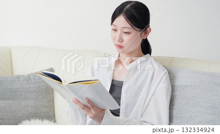 自宅で読書をするアジア人女性 自宅で読書をするアジア人女性 132334924