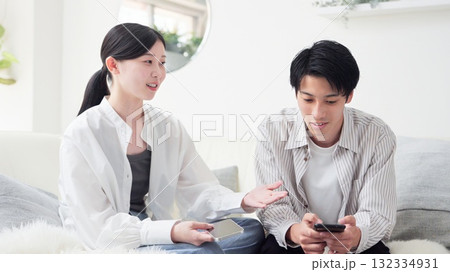 浮気を疑い口論をするアジア人女性 浮気を疑い口論をするアジア人女性 132334931