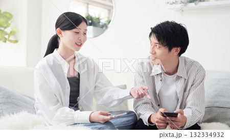 浮気を疑い口論をするアジア人女性 浮気を疑い口論をするアジア人女性 132334932