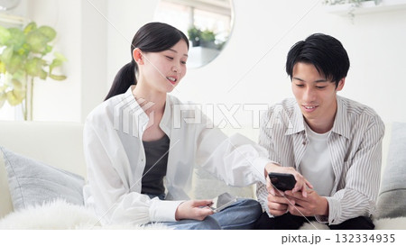 浮気を疑い口論をするアジア人女性 浮気を疑い口論をするアジア人女性 132334935