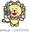 つり革につかまるライオン 132335158