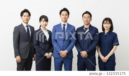 色々な業種の社会人 132335175