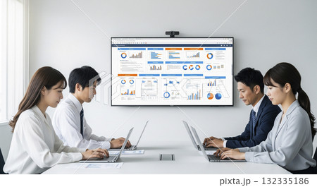 4人のビジネスマンの真剣な議論　 132335186