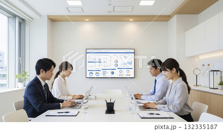 4人のビジネスマンの真剣な議論　 132335187