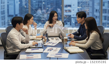 ビジネスマンの真剣な議論 132335191