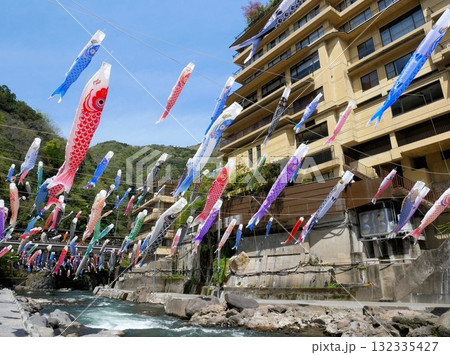 こいのぼり祭りの風景　（熊本県小国町） 132335427