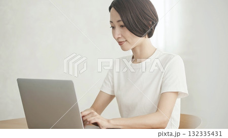 パソコンをする女性 パソコンをする女性 132335431
