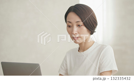 パソコンをする女性 132335432