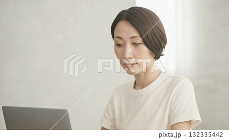 パソコンをする女性 132335442