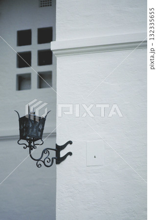 お洒落な洋館の壁に設置されている街灯 お洒落な洋館の壁に設置されている街灯 132335655