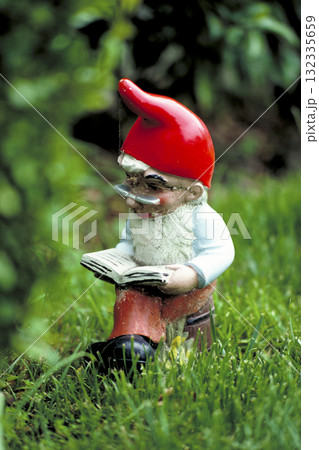 民家の中庭に飾られている陶器の人形 132335659