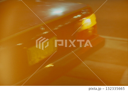 走る車のテールランプ 走る車のテールランプ 132335665
