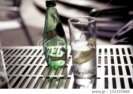 レストラン中庭のテーブル 炭酸水とレモンの入ったグラス 132335666