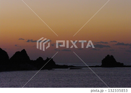 冬の早朝の海を漁に出かける船の航路には霧が発生します。 冬の早朝の海を漁に出かける船の航路には霧が発生します。 132335853