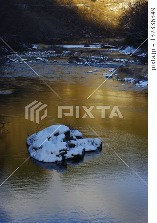 真冬の長野県自然湖は湖面が氷結し変わった模様が現れます。 132336349