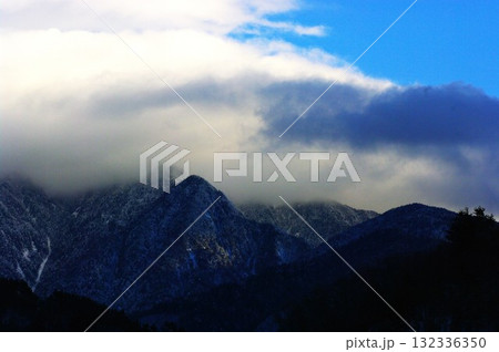 真冬の長野県自然湖は湖面が氷結し変わった模様が現れます。 132336350