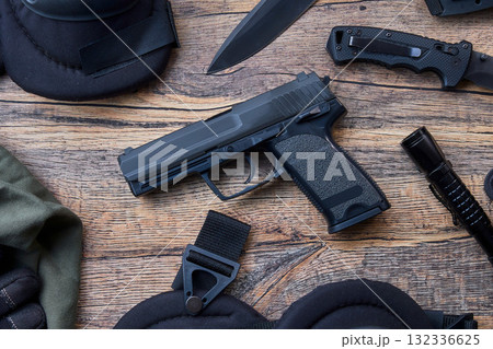 木製テーブルの上のタクティカルハンドガン 132336625