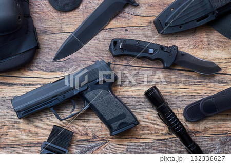 木製テーブルの上のタクティカルハンドガン 木製テーブルの上のタクティカルハンドガン 132336627