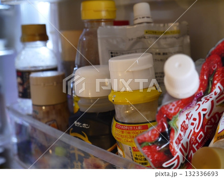 冷蔵庫のドアに入っているタレや調味料 132336693