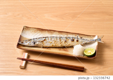 秋刀魚の塩焼き 132336742