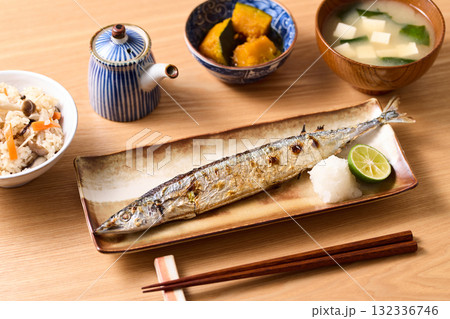 秋刀魚の塩焼き 132336746