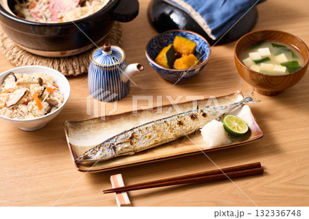 秋刀魚の塩焼き 132336748