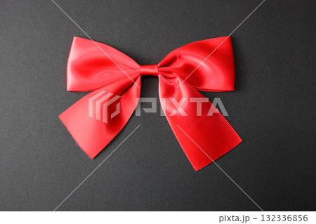 黒背景と赤リボン 132336856