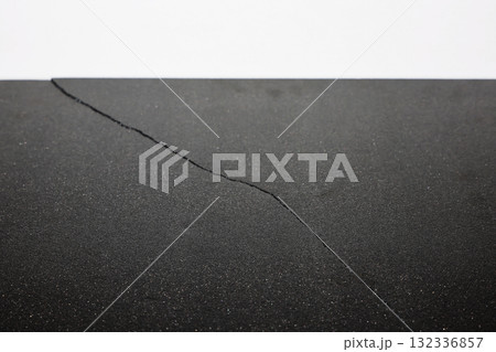 黒背景_ヒビ割れ 132336857