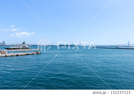ベイブリッジを望む横浜港の風景 ベイブリッジを望む横浜港の風景 132337115