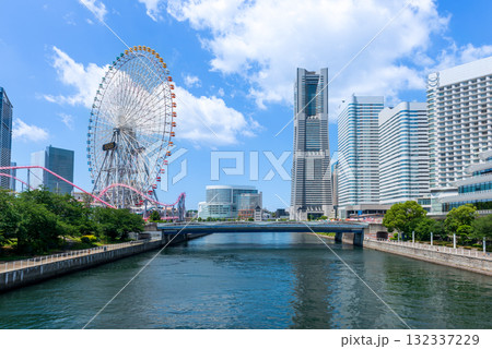 横浜みなとみらいの観覧車とランドマークタワーの景色 132337229
