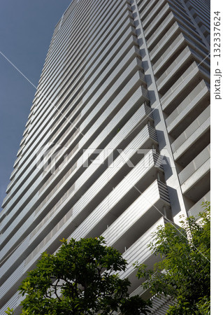 青空にそびえ立つ高層マンション 132337624
