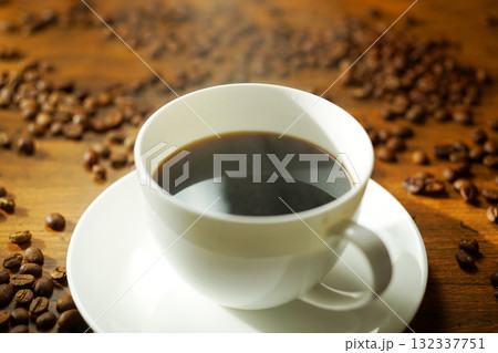 湯気が立ち上がる熱々のコーヒー 132337751