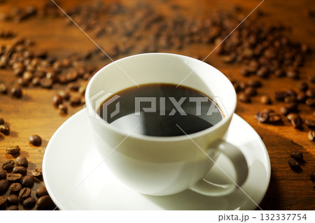 湯気が立ち上がる熱々のコーヒー 湯気が立ち上がる熱々のコーヒー 132337754