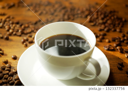 湯気が立ち上がる熱々のコーヒー 132337756