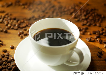 湯気が立ち上がる熱々のコーヒー 湯気が立ち上がる熱々のコーヒー 132337757