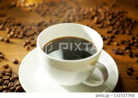 湯気が立ち上がる熱々のコーヒー 132337768