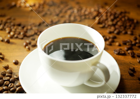 湯気が立ち上がる熱々のコーヒー 132337772