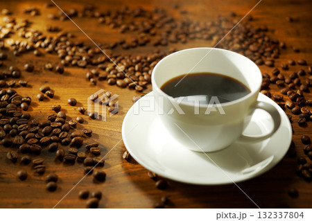 湯気が立ち上がる熱々のコーヒー 132337804
