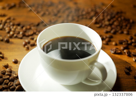 湯気が立ち上がる熱々のコーヒー 132337806